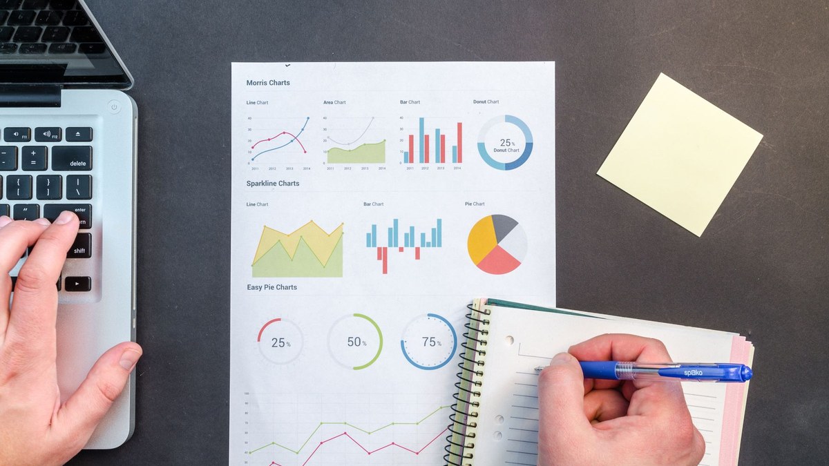 Comparison of CRM, spreadsheet, and WhatsApp customer management workflows